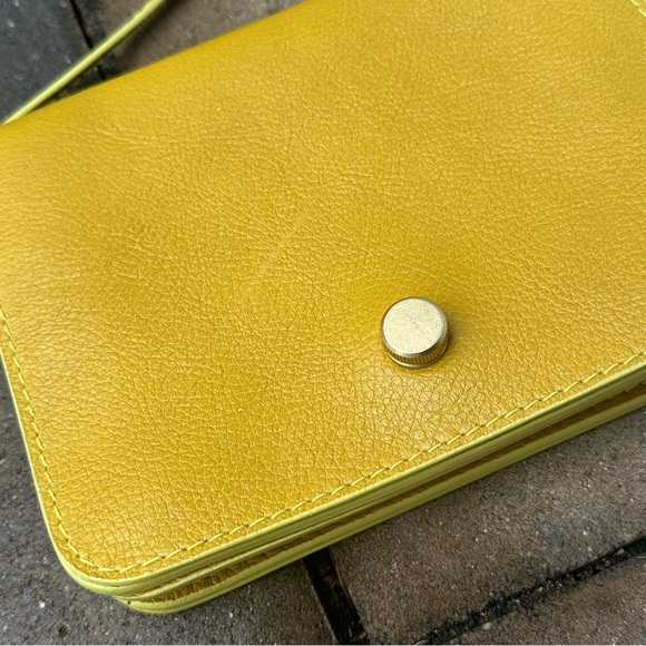 EUC Lindquist Object Ray crossbody in Chartreuse - Picture 9 of 10